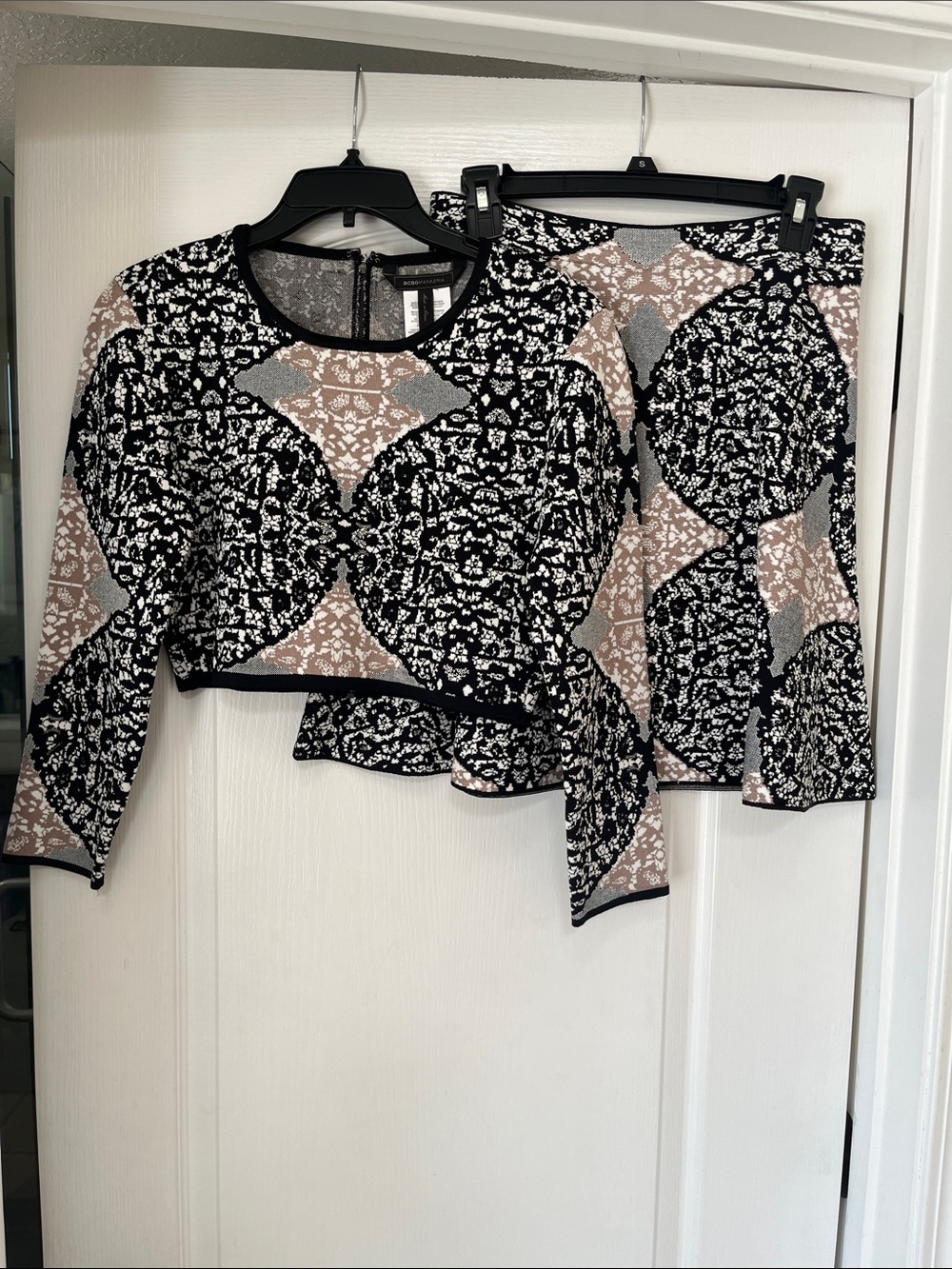 BCBGMaxAzria Patterned Long-Sleeve Crop Top in Black, Gray & Beige, M